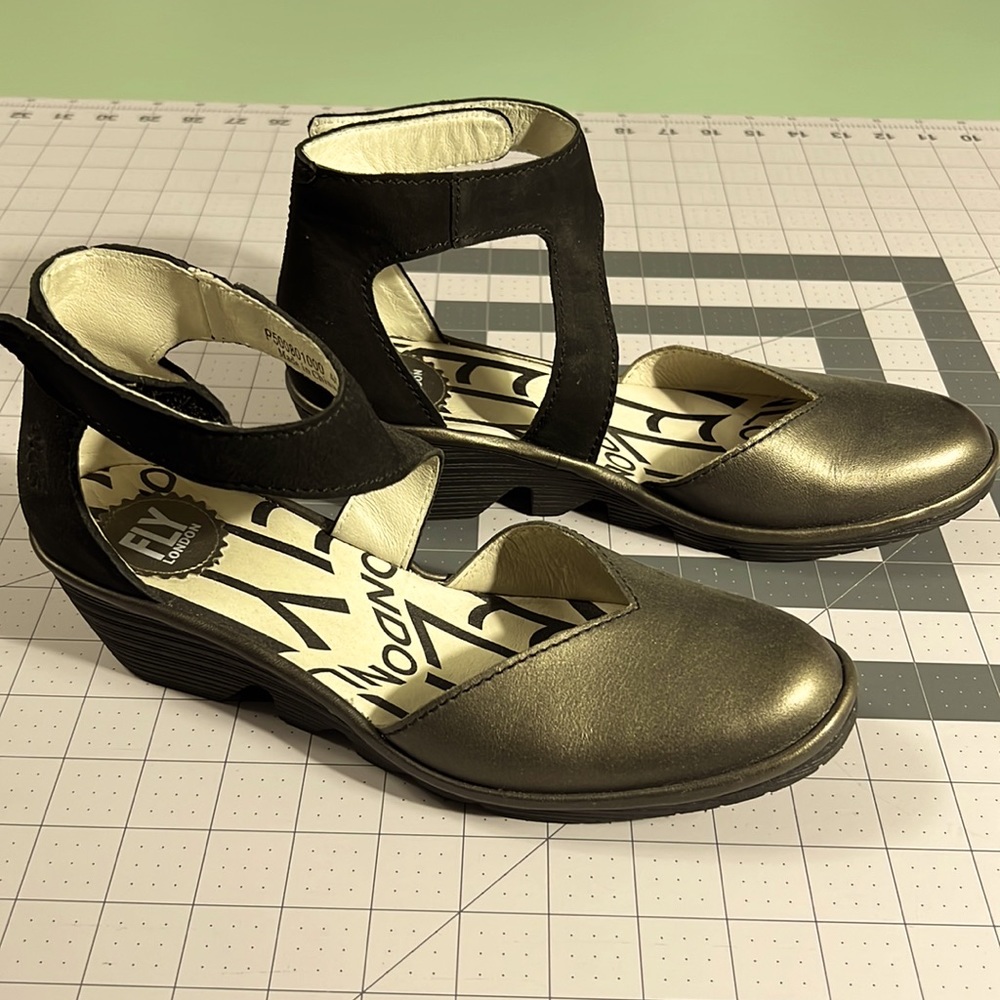 Fly London Size 40 Low Closed Toe Sandal Black and Bronze